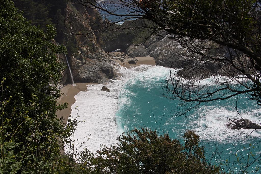C09_9169.jpg - The waterfall near Julia Pfeiffer Burns Park