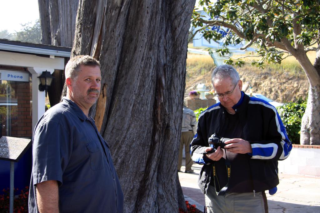 C09_9190.jpg - John giving me the stinkeye, Ralph trying to figure out how to break his camera