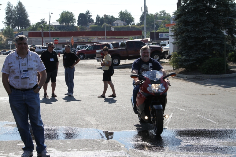 IMG_0002.JPG - Randy riding Michell's clean bike