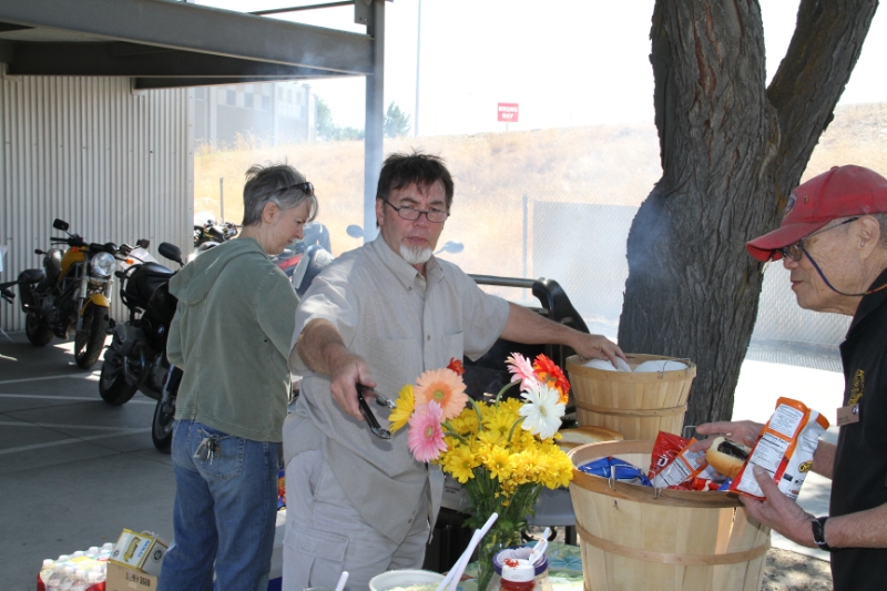 IMG_0192.JPG - Carl working the grill. 