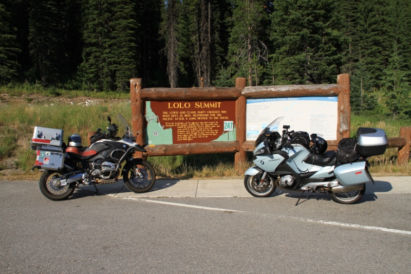 IMG_0700.JPG - And here we are 99 miles later on top of Lolo Pass