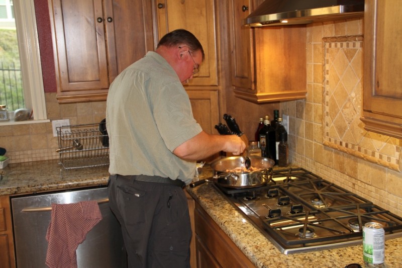 IMG_0910.JPG - Bob went to work makingsome tasty sauted mushrooms