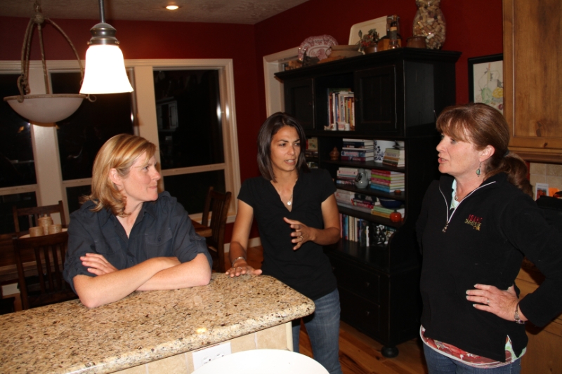 IMG_0911.JPG - Valerie, Rachael and Teri haveing a lively discussion