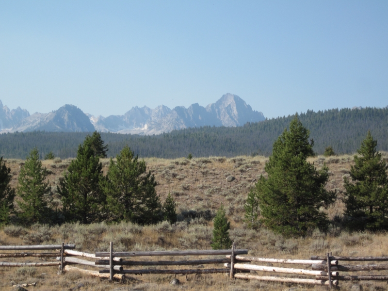 IMG_0350.JPG - Sawtooth mountains