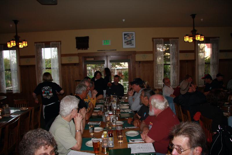 FB8_7102.jpg - It seems to be a popular pastime with this bunch