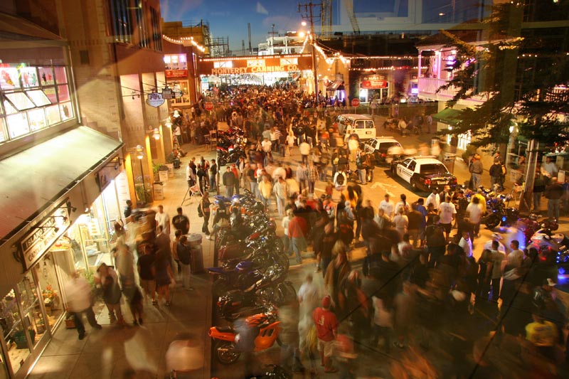 And the crowd keeps partying into the night!