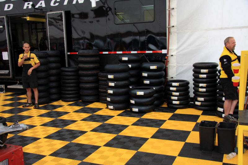 M09_1410.jpg - Dunlop Tire truck