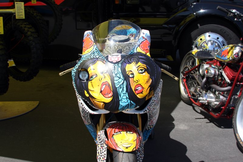 M10_2142.jpg - A very strange paint job
