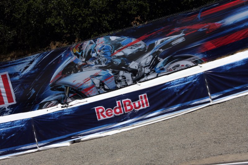 M10_0178.jpg - Nice graphics all around the track