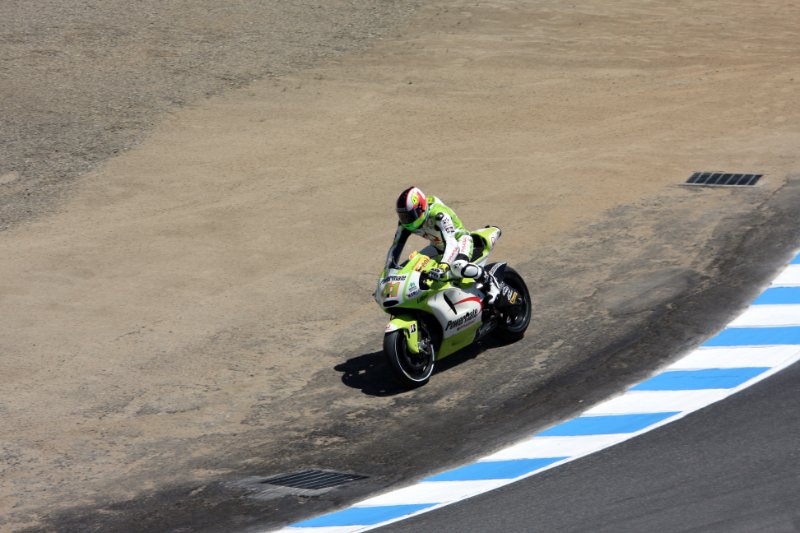 M10_0230.jpg - Aleix Espargaro trying the "Rossi" line through the Corkscrew