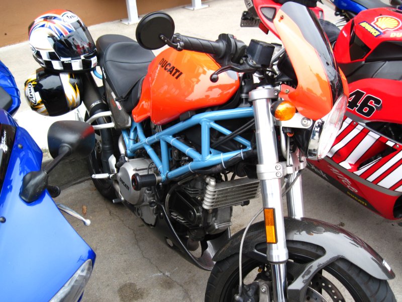 IMG_0372.JPG - Who paints their Ducati frame baby blue???