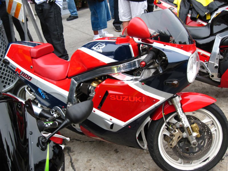 IMG_0396.JPG - Nice original GSXR 1100, the bike that started it