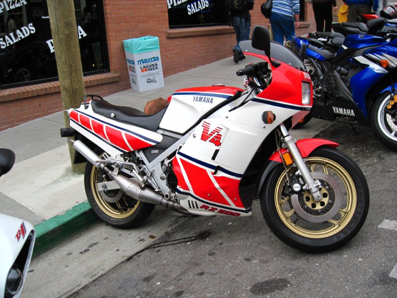 IMG_0404.JPG - Nice RZ500 2 stroke, with a little bladder problem.