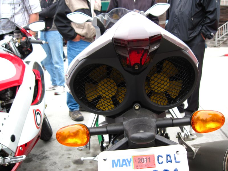 IMG_0425.JPG - Benelli's radiator fans under the seat