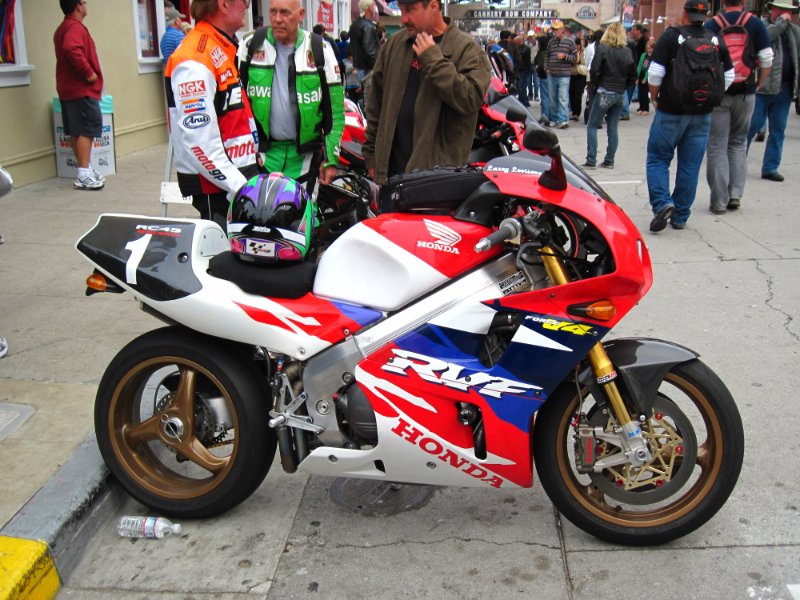 IMG_0433.JPG - Street legal RC45, fairly rare machine