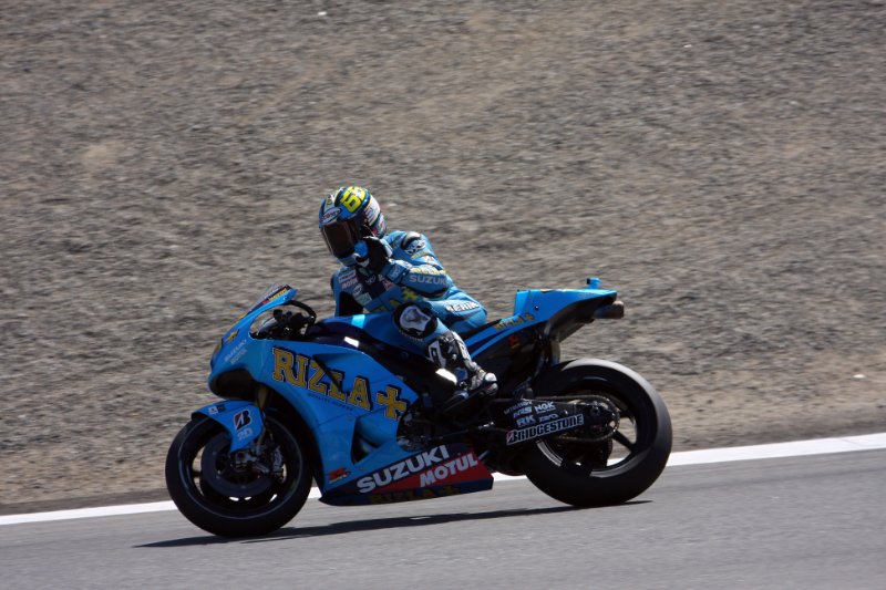 M10_3684.jpg - Capirossi signaling to the other riders he's slowing down