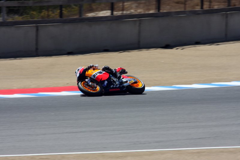 M10_4800.jpg - Pedrosa charging through 4