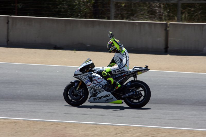 M10_5052.jpg - Rossi waving to the fans