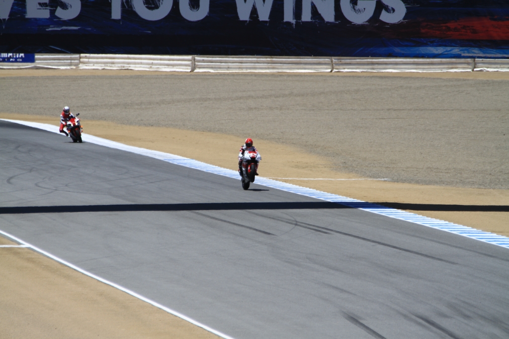 IMG_6575.JPG - Kenny Roberts on the M1, Eddie Lawson on the R1