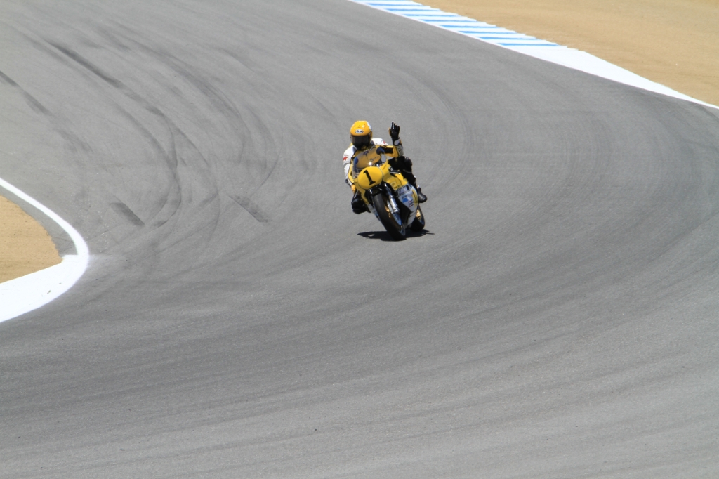 IMG_8569.JPG - On Sunday Kenny rode a few laps on his 500cc 2 stroke Grand Prix bike he won the world championship on. Beautiful piece of machinery.