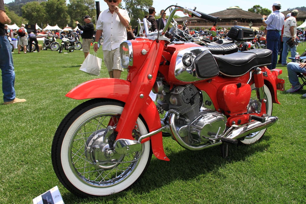 IMG_2592.JPG - 1962 Honda Dream sporting big whilte walls