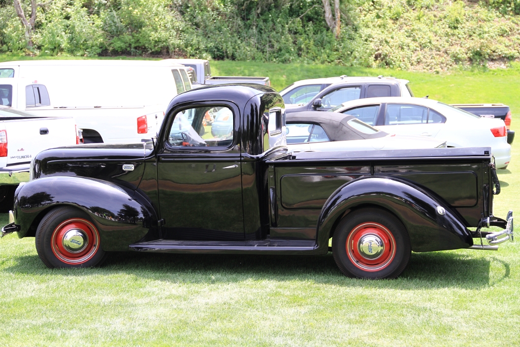 IMG_2826.JPG - Nicely restored early 40's Ford